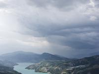 Saint Vincent les Forts (Ht Alpes)  Vue sur le lac de Serre Ponçon depuis le rocher de Guerre